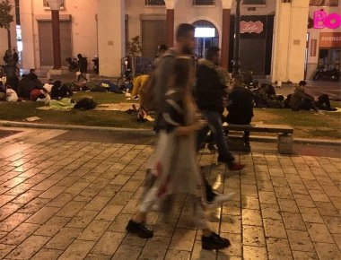 Ισλαμαμπάντ η Θεσσαλονίκη - Παράνομοι μετανάστες στρώνουν και κοιμούνται στην πλατεία Αριστοτέλους (φωτό-βίντεο)